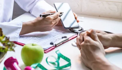 Nutricionista revisando un plan con un cliente