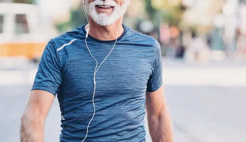 Hombre mayor corriendo por la ciudad