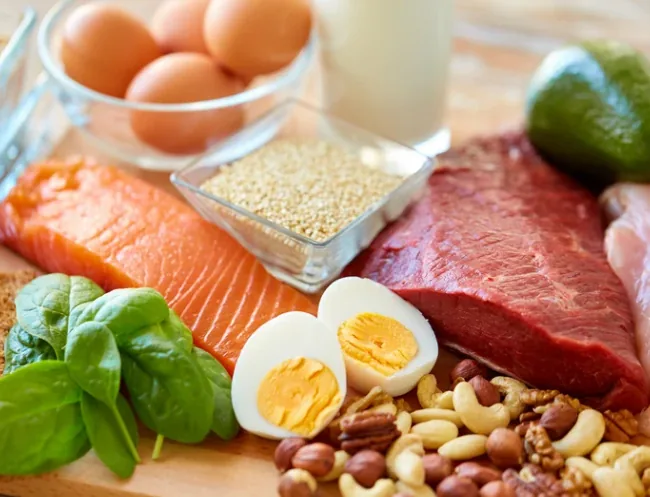 Salmón, carne, huevos, frutos secos y otros alimentos con proteína